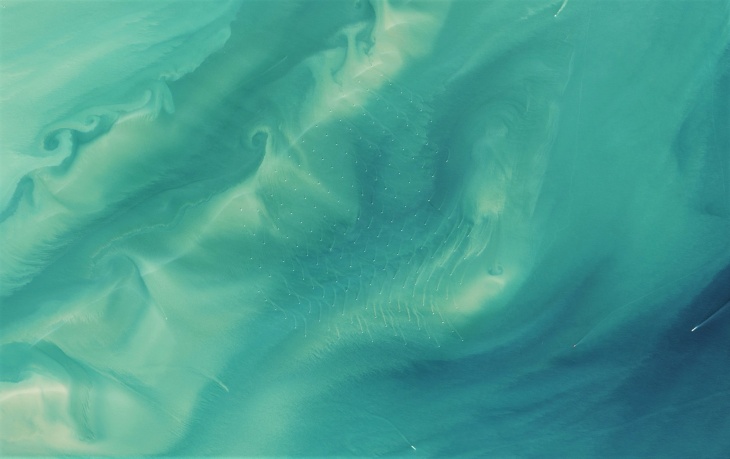 Nachbearbeitete Satellitenbilder von turbulenten Sedimentfahnen stromabwärts von Offshore-Windturbinen nahe der britischen Küste. Foto: NASA Earth Observatory / Jesse Allen Thames Oli 2015181 Lrg Zoom6