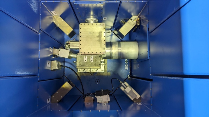 Blick ins Innere einer Targetstation zur Erzeugung von Neutronen. Hier treffen hochenergetische Protonen auf ein Material (Target), wobei Neutronen freigesetzt werden. Foto: Forschungszentrum Jülich