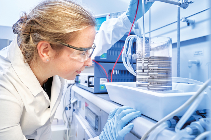 Maria Serdechnova aus dem neuen Institut für Oberflächenforschung untersucht eine Knochenschraube im Elektrolyt-Bad.
